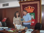 La nueva Presidenta entregando una placa conmemorativa al anterior Presidente, Mart&iacute;n Gonz&aacute;lez