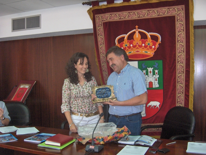 La nueva Presidenta entregando una placa conmemorativa al anterior Presidente, Martín González